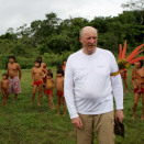 Villagers of all ages follow King Harald to the plane which will bring him back to Boa Vista. (Photo: Rainforest Foundation Norway / ISA Brazil)
